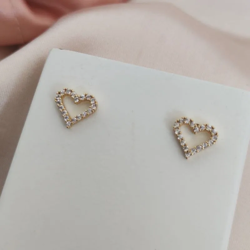 BRINCO DE CORAÇÃO CRAVEJADO EM MICRO ZIRCONIA VAZADO BRINCO DE CORAÇÃO CRAVEJADO EM MICRO ZIRCONIA VAZADO