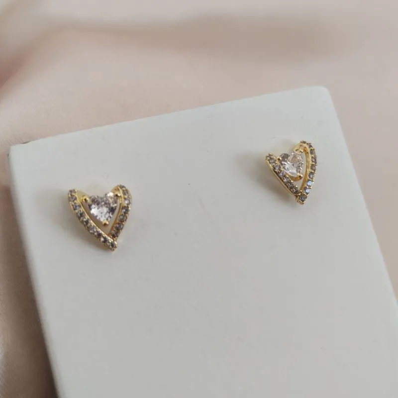 BRINCO DE CORAÇÃO TORTO CRAVEJADO EM MICRO ZIRCONIA E PEDRA CENTRAL DE ZIRCONIA BRINCO DE CORAÇÃO TORTO CRAVEJADO EM MICRO ZIRCONIA E PEDRA CENTRAL DE ZIRCONIA