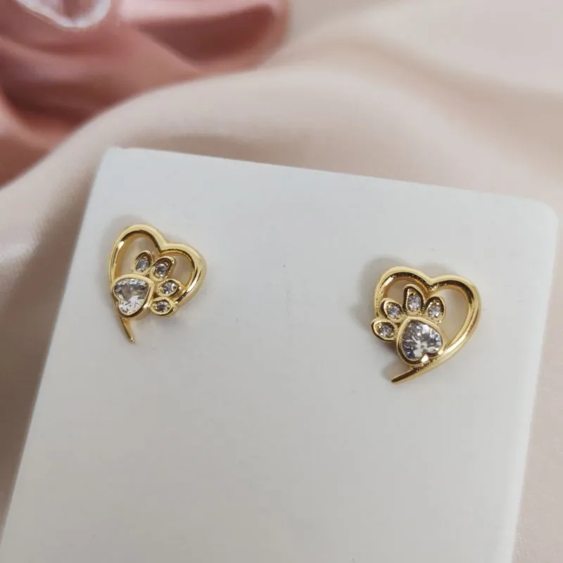 BRINCO DE CORAÇÃO VAZADO COM PATINHA CRAVEJADA EM MICRO ZIRCONIA NO CENTRO BRINCO DE CORAÇÃO VAZADO COM PATINHA CRAVEJADA EM MICRO ZIRCONIA NO CENTRO