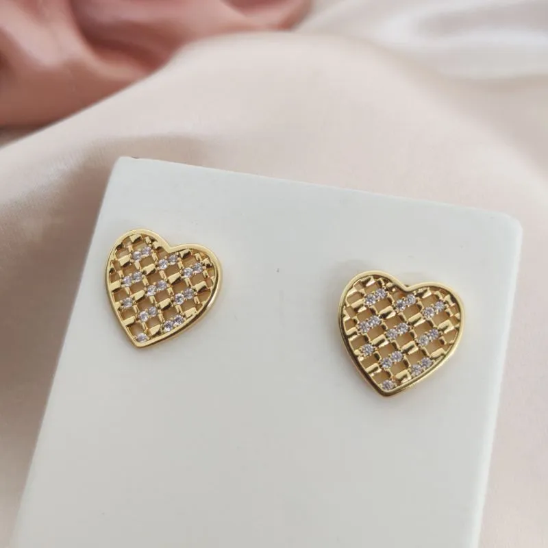 BRINCO DE CORAÇÃO VAZADO E CRAVEJADO EM MICRO ZIRCONIA BRINCO DE CORAÇÃO VAZADO E CRAVEJADO EM MICRO ZIRCONIA