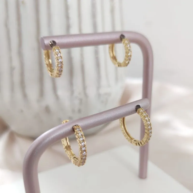 BRINCO DUPLO DE ARGOLA COM 1 FILA DE ZIRCONIA COM DETALHES NA LATERAL