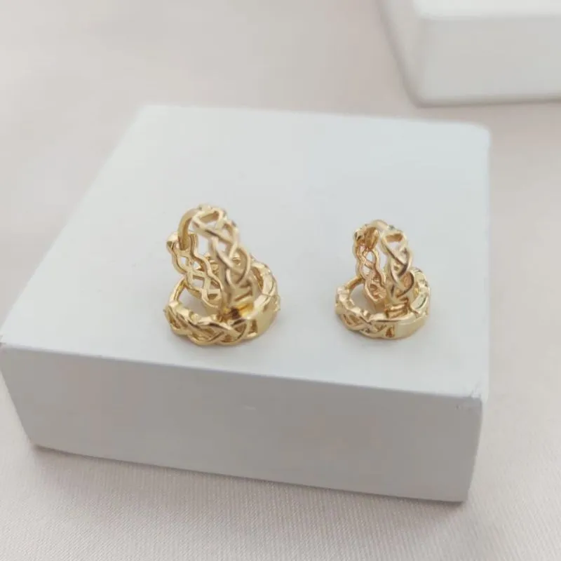 BRINCO DUPLO DE ARGOLA TRANÇADA VAZADA