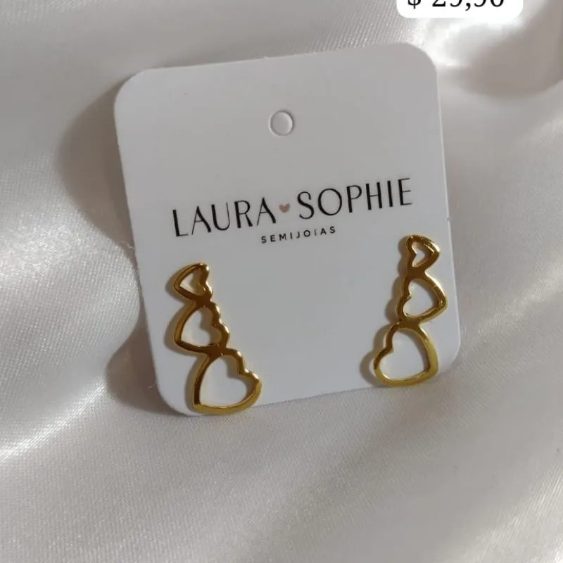 BRINCO EARCUFF 3 CORAÇÕES VAZADOS