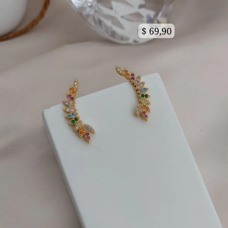 BRINCO EARCUFF EM FORMA DE ASA CRAVEJADO EM MICRO ZIRCONIA COLORIDAS BRINCO EARCUFF EM FORMA DE ASA CRAVEJADO EM MICRO ZIRCONIA COLORIDAS