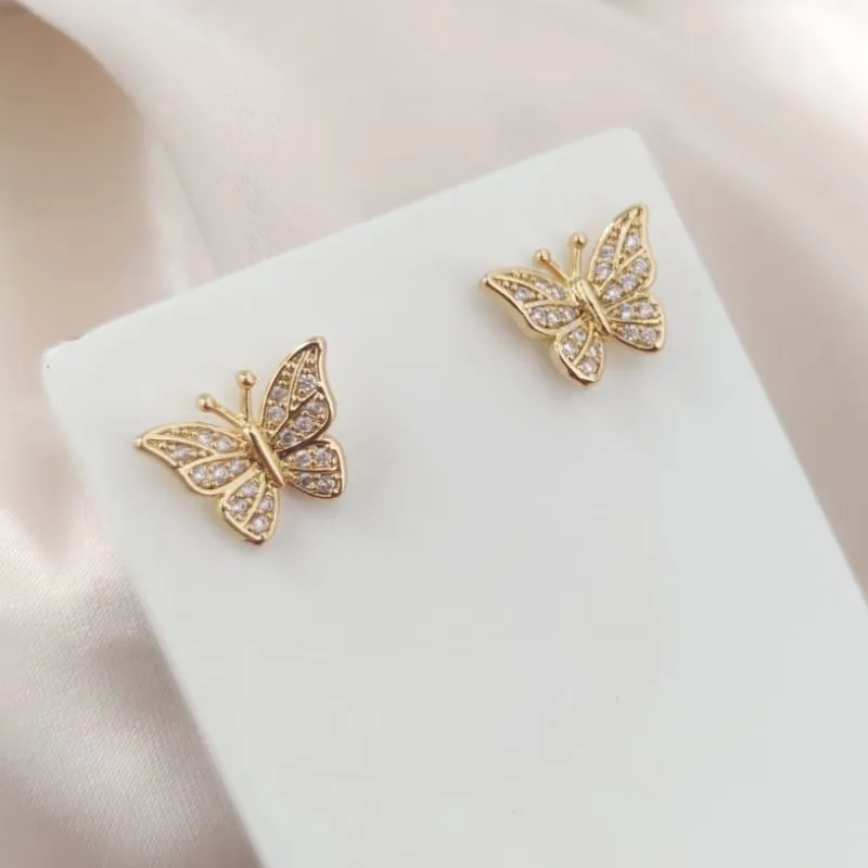 BRINCO EM FORMA DE BORBOLETA COM 2 ANTENINHAS CRAVEJADA EM MICRO ZIRCONIA