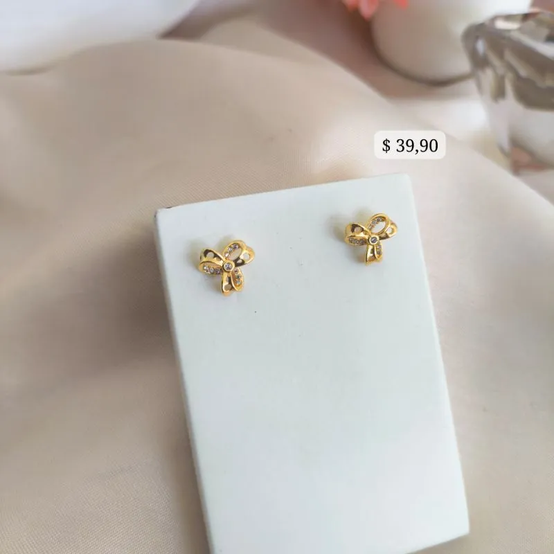 BRINCO EM FORMA DE FLOR COM 3 PETALAS VAZADAS E CRAVEJADO EM MICRO ZIROCNIA BRINCO EM FORMA DE FLOR COM 3 PETALAS VAZADAS E CRAVEJADO EM MICRO ZIROCNIA