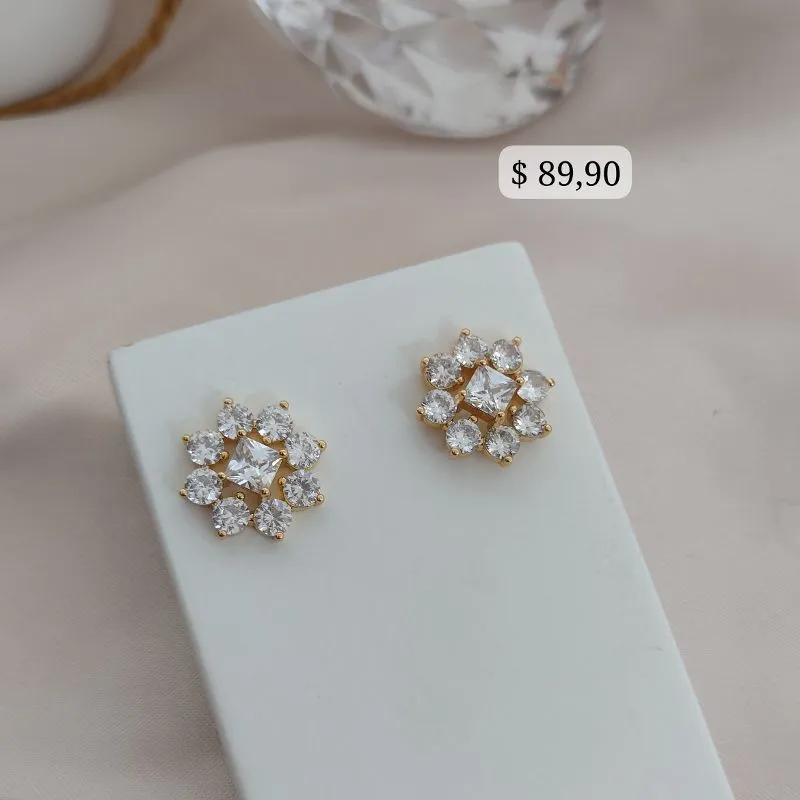 BRINCO EM FORMA DE FLOR COM PEDRA QUADRADA NO MEIO E PEDRAS REDONDAS AO REDOR BRINCO EM FORMA DE FLOR COM PEDRA QUADRADA NO MEIO E PEDRAS REDONDAS AO REDOR