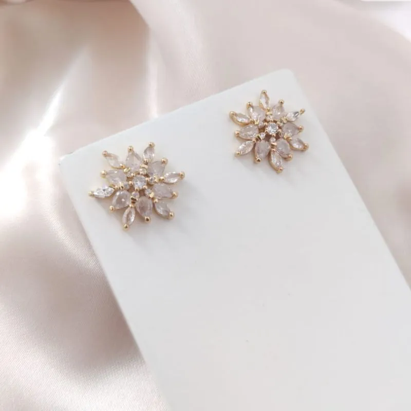 BRINCO EM FORMA DE FLOR CRAVEJADO EM MICRO ZIRCONIA BRINCO EM FORMA DE FLOR CRAVEJADO EM MICRO ZIRCONIA