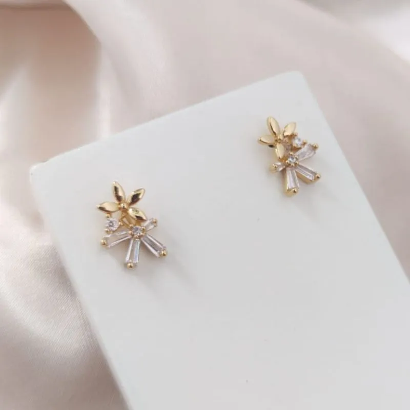 BRINCO EM FORMA DE FLOR LISO E CRAVEJADO EM ZIRCONIA BRINCO EM FORMA DE FLOR LISO E CRAVEJADO EM ZIRCONIA