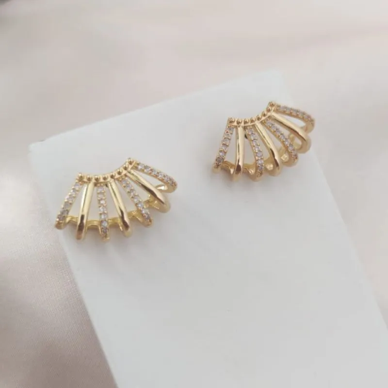 BRINCO EM FORMA DE FRANJA LISA E CRAVEJADA EM MICRO ZIRCONIA BRINCO EM FORMA DE FRANJA LISA E CRAVEJADA EM MICRO ZIRCONIA