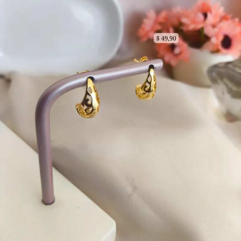 BRINCO EM FORMA DE GOTA CHEIA DE DETALHES VAZADA