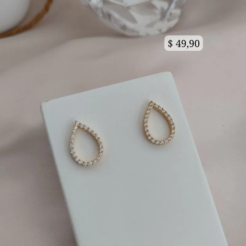 BRINCO EM FORMA DE GOTA CRAVEJADO EM MICRO ZIRCONIA AO REDOR BRINCO EM FORMA DE GOTA CRAVEJADO EM MICRO ZIRCONIA AO REDOR