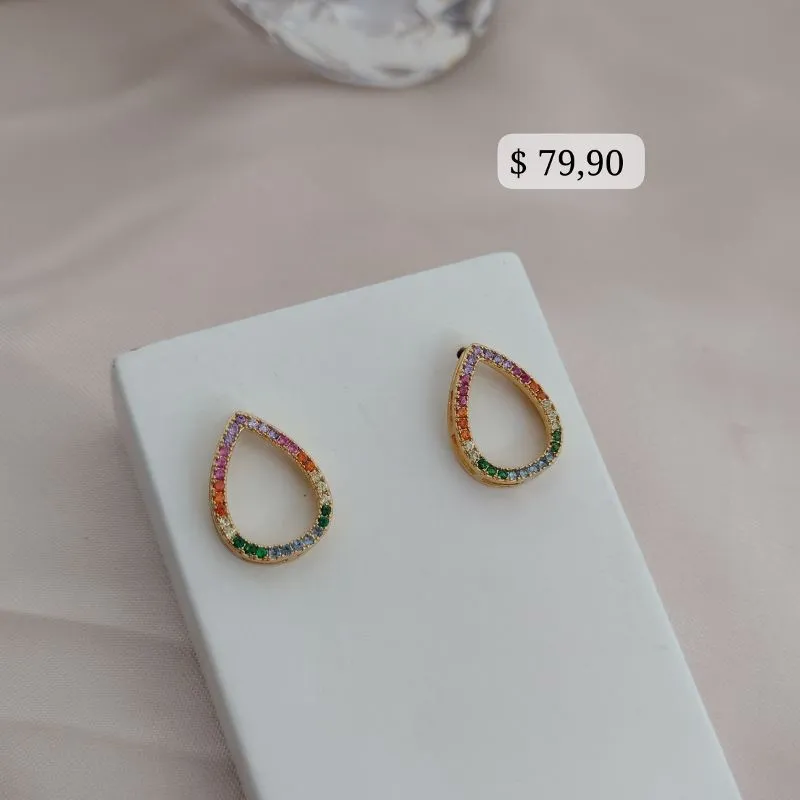 BRINCO EM FORMA DE GOTA VAZADA CRAVEJADA EM MICRO ZIRCONIA COLORIDAS