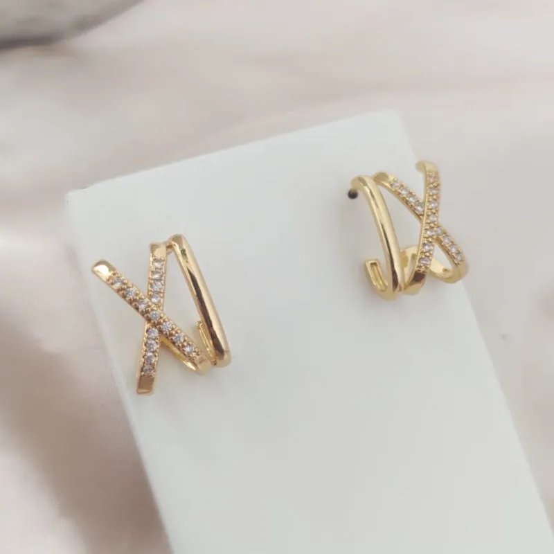 BRINCO EM X CRAVEJADO EM  MICRO ZIRCONIA E DETALHE LISO NA LATERAL BRINCO EM X CRAVEJADO EM  MICRO ZIRCONIA E DETALHE LISO NA LATERAL