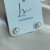 BRINCO ESFERA PEROLA 5MM COM DETALHES DOURADO AO REDOR BRINCO ESFERA PEROLA 5MM COM DETALHES DOURADO AO REDOR