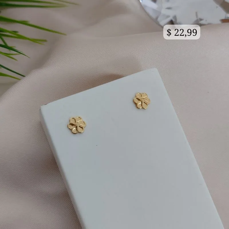 BRINCO FLOR CHAPINHA COM LINHAS VOLUMOSAS LISA BRINCO FLOR CHAPINHA COM LINHAS VOLUMOSAS LISA