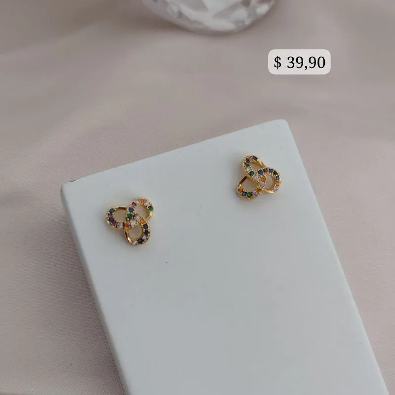 BRINCO FLOR DE 3 LADOS ARREDONDADOS CRAVEJADO EM MICRO ZIRCONIA COLORIDAS BRINCO FLOR DE 3 LADOS ARREDONDADOS CRAVEJADO EM MICRO ZIRCONIA COLORIDAS