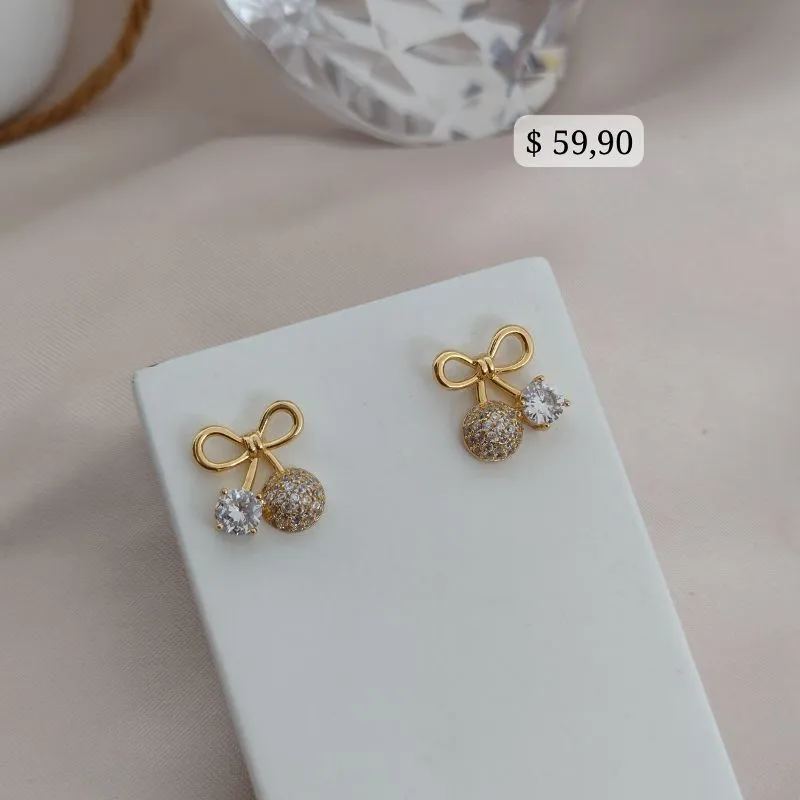 BRINCO LAÇO LISO COM CHACHO DE UM LADO CRAVEJADO EM MICRO ZIRCONIA E OUTRO COM PEDRA DE ZIRCONIA