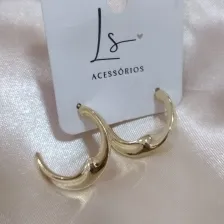 BRINCO MEIA ARGOLA TORCIDA LISA 22MM