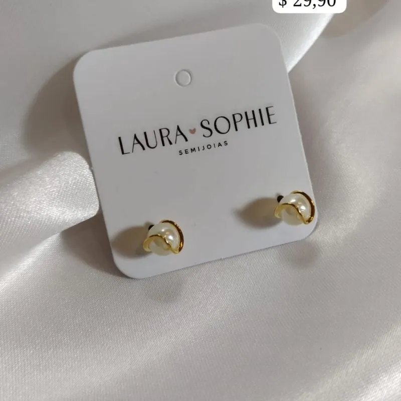 BRINCO PÉROLA COM FIO DOURADO BRINCO PÉROLA COM FIO DOURADO