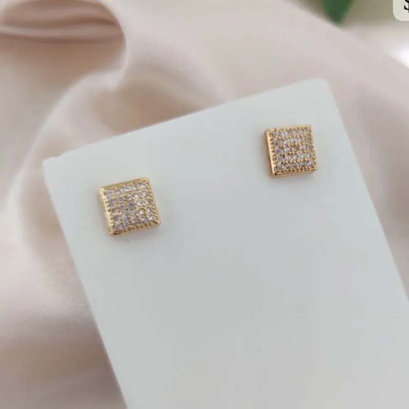 BRINCO QUADRADO CRAVEJADO EM MICRO ZIRCONIA 8MM BRINCO QUADRADO CRAVEJADO EM MICRO ZIRCONIA 8MM