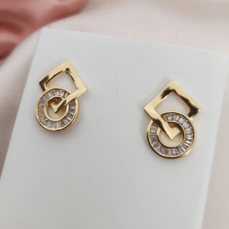 BRINCO QUADRADO LISO E CIRCULO CRAVEJADO EM MICRO ZIRCONIA BRINCO QUADRADO LISO E CIRCULO CRAVEJADO EM MICRO ZIRCONIA