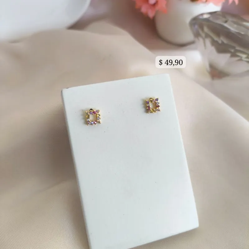 BRINCO QUADRADO VAZADO CRAVEJADO DE ZIROCONIA AO REDOR BRINCO QUADRADO VAZADO CRAVEJADO DE ZIROCONIA AO REDOR