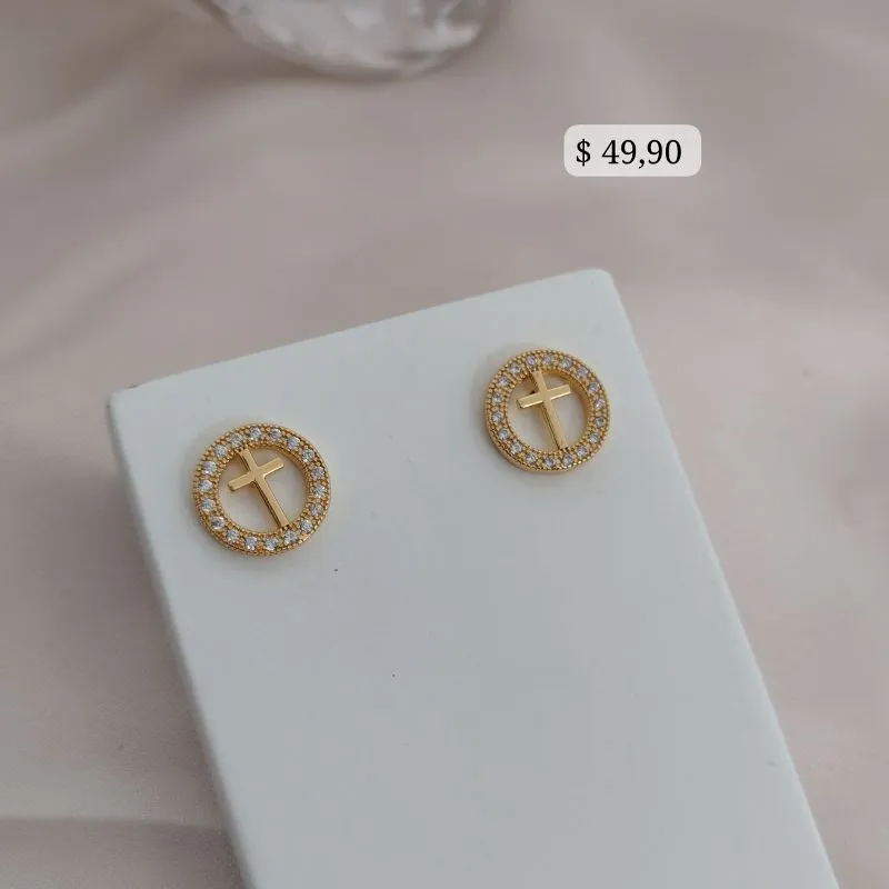 BRINCO REDONDO COM CRUZ NO MEIO E AO REDOR CRAVEJADO EM MICRO ZIRCONIA BRINCO REDONDO COM CRUZ NO MEIO E AO REDOR CRAVEJADO EM MICRO ZIRCONIA