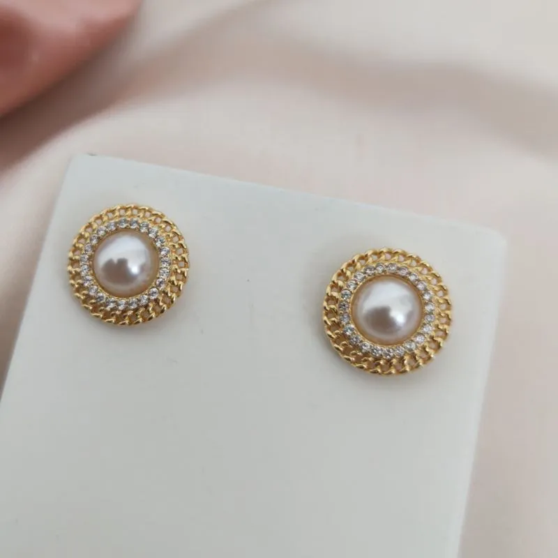 BRINCO REDONDO COM PEDROLA NO CENTRO E CRAVEJADO EM MICRO ZIRCONIA AO REDOR BRINCO REDONDO COM PEDROLA NO CENTRO E CRAVEJADO EM MICRO ZIRCONIA AO REDOR