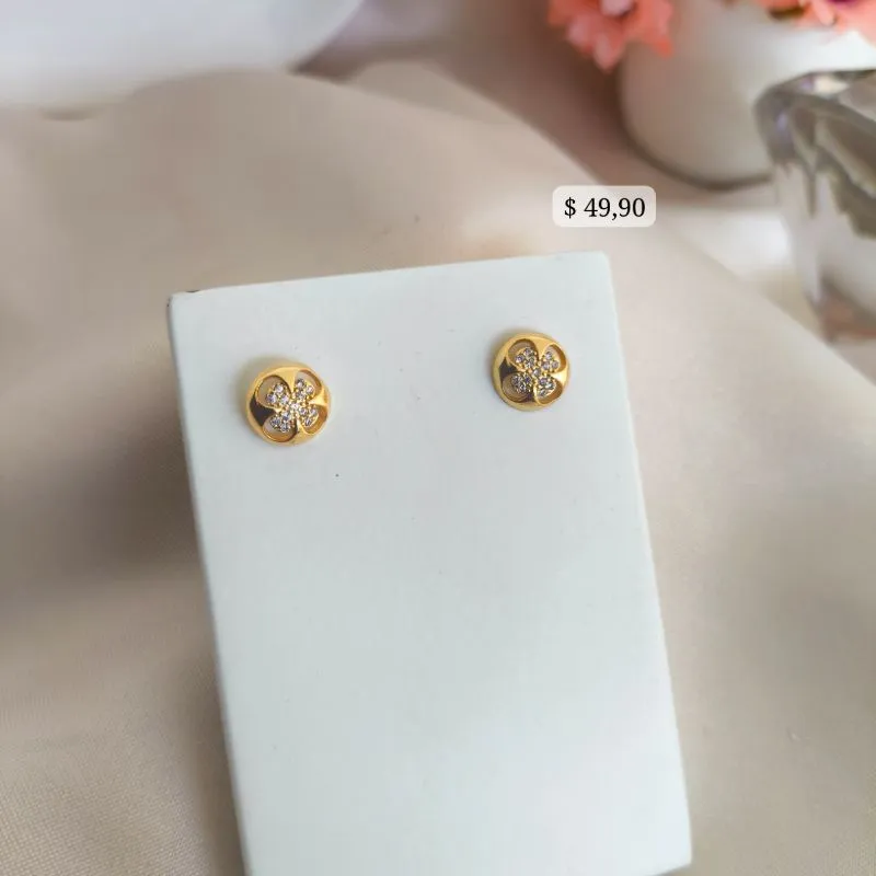 BRINCO REDONDO COM TREVO DE 4 FOLHAS NO MEIO CRAVEJADO EM MICRO ZIRCONIA BRINCO REDONDO COM TREVO DE 4 FOLHAS NO MEIO CRAVEJADO EM MICRO ZIRCONIA