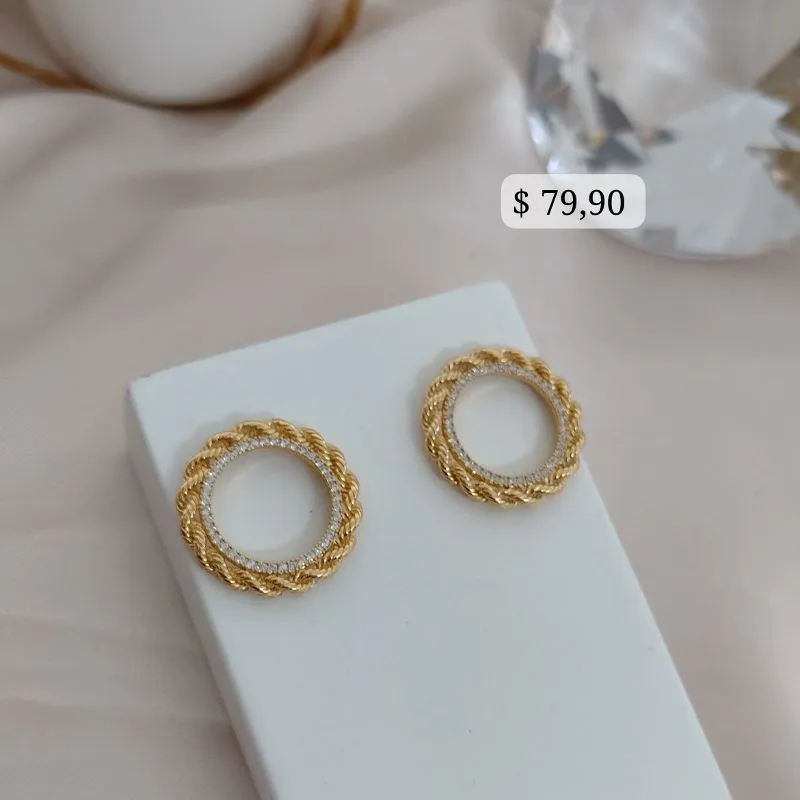 BRINCO REDONDO EM FORMA DE CORDÃO BAIANO CRAVEJADO EM MICRO ZIRCONIA NO MEIO