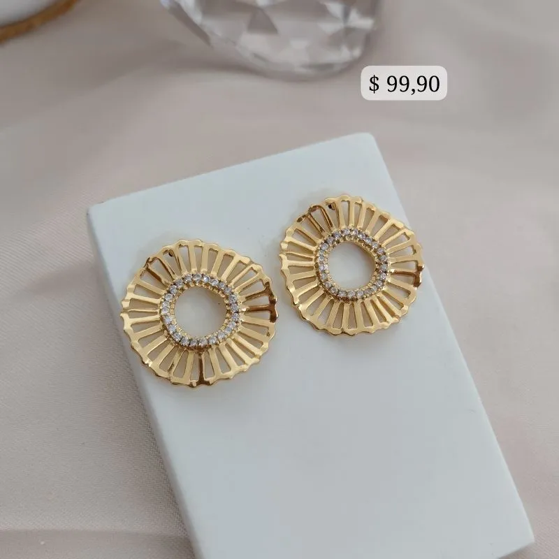 BRINCO REDONDO TODO ONDULADO E NO MEIO CRAVEJADO EM MICRO ZIRCONIA BRINCO REDONDO TODO ONDULADO E NO MEIO CRAVEJADO EM MICRO ZIRCONIA