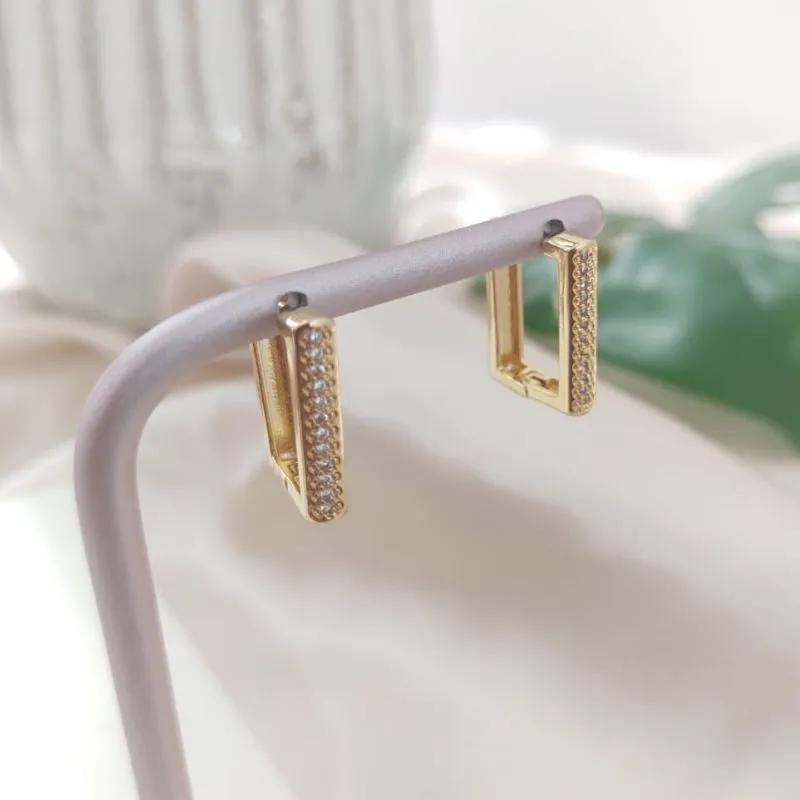 BRINCO RETANGULAR CRAVEJADA EM MICRO ZIRCONIA E BORDA DE MINI ESFERAS M BRINCO RETANGULAR CRAVEJADA EM MICRO ZIRCONIA E BORDA DE MINI ESFERAS M