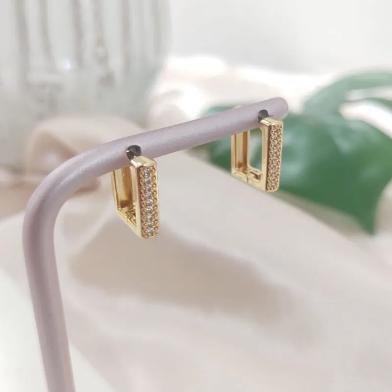 BRINCO RETANGULAR CRAVEJADA EM MICRO ZIRCONIA E BORDA DE MINI ESFERAS P BRINCO RETANGULAR CRAVEJADA EM MICRO ZIRCONIA E BORDA DE MINI ESFERAS P