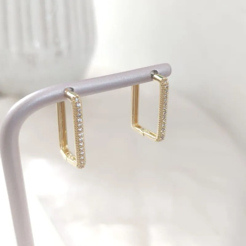 BRINCO RETANGULAR CRAVEJADO EM MICRO ZIRCONIA G