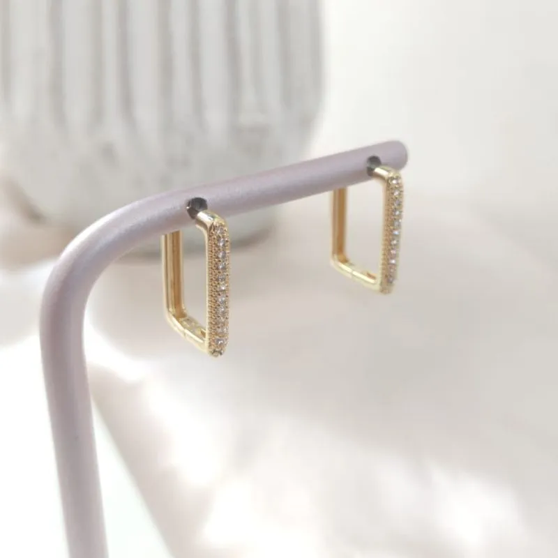 BRINCO RETANGULAR CRAVEJADO EM MICRO ZIRCONIA M BRINCO RETANGULAR CRAVEJADO EM MICRO ZIRCONIA M