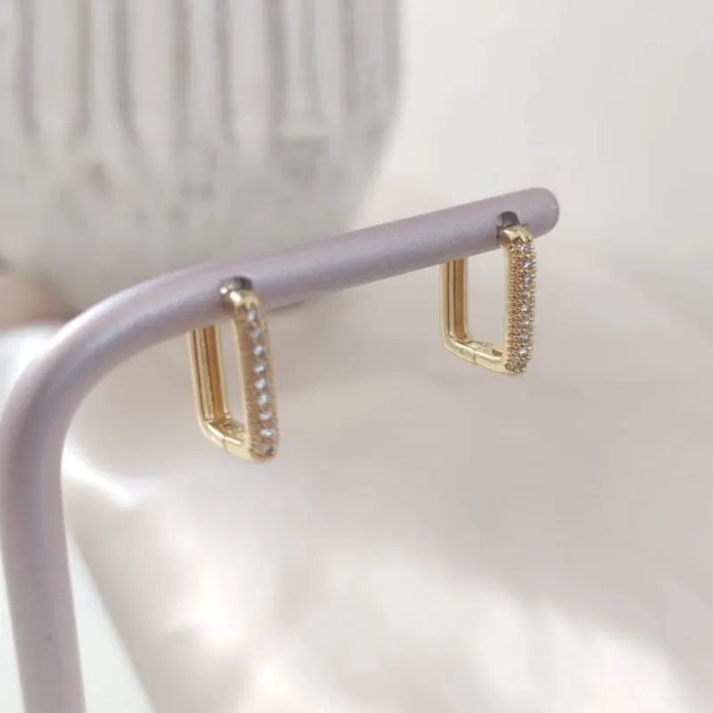 BRINCO RETANGULAR CRAVEJADO EM MICRO ZIRCONIA P BRINCO RETANGULAR CRAVEJADO EM MICRO ZIRCONIA P