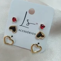 BRINCO TRIO CORAÇÃO PEDRA VERMELHA E CORAÇÃO PLACA E CORAÇÃO VAZADO