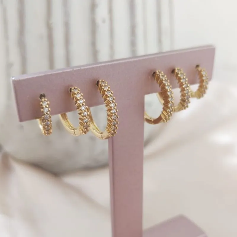 BRINCO TRIO DE ARGOLA COM 1 FILA DE ZIRCONIA COM DETALHES DE TRAÇOS NA LATERAL