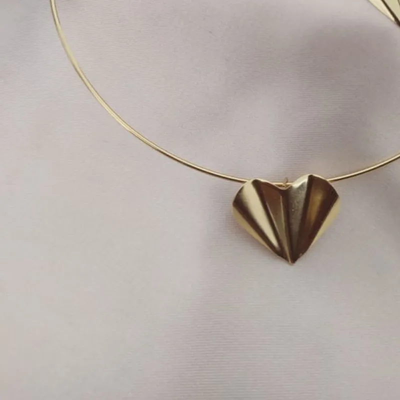 CHOKER ARO COM PINGENTE DE CORAÇÃO ONDULADO CHOKER ARO COM PINGENTE DE CORAÇÃO ONDULADO