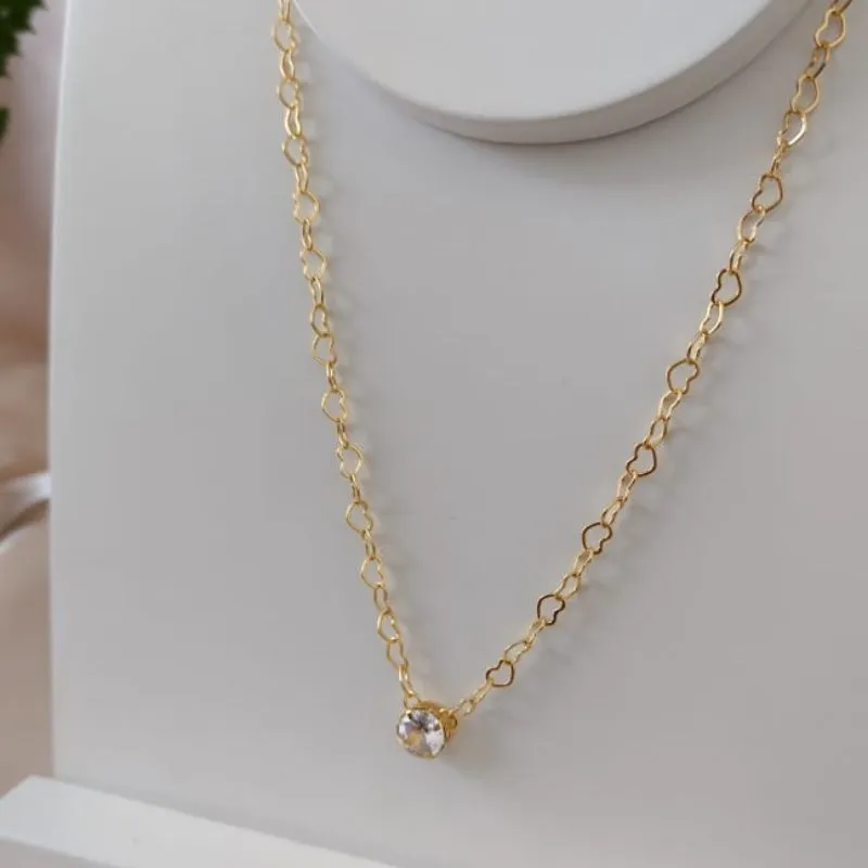 CHOKER CORAÇÃO ENTRELAÇADOS COM PINGENTE PONTO DE LUZ