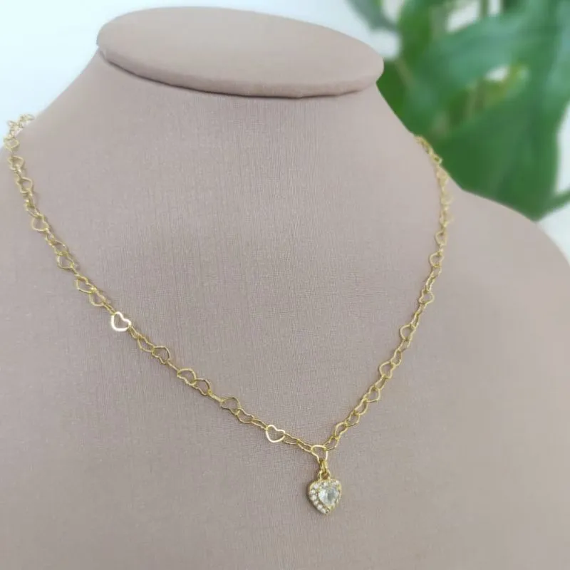 CHOKER DE CORAÇÕES ENTRELAÇADOS E CORAÇÃO CRAVEJADO EM MICRO ZIRCONIA CHOKER DE CORAÇÕES ENTRELAÇADOS E CORAÇÃO CRAVEJADO EM MICRO ZIRCONIA