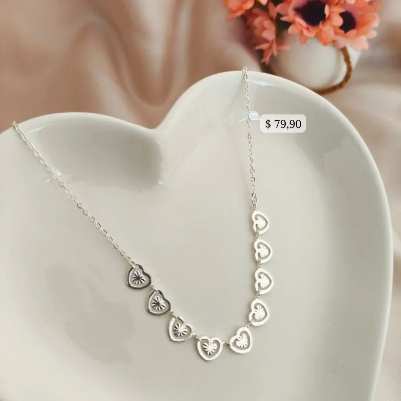 CHOKER ELO PORTUGUES COM PLACAS DE CORAÇÕES VAZADOS E DETALHES NO MEIO B. A PRATA 925