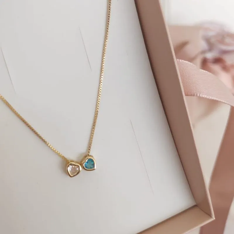 COLAR COM 2 PINGENTES DE CORAÇÃO ROSA CLARO E VERDE CLARO