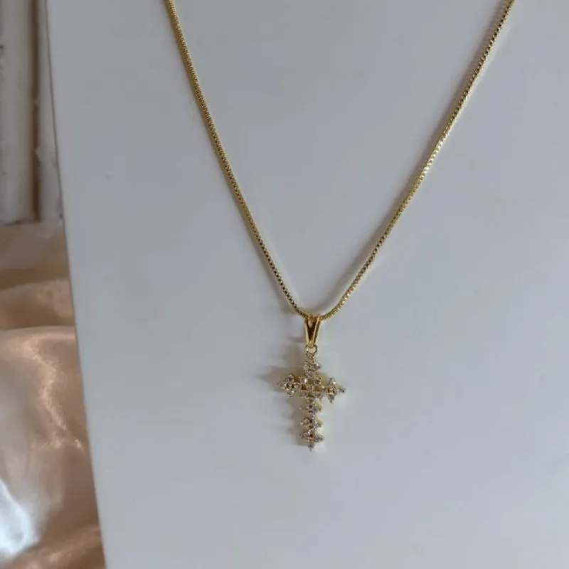 COLAR COM CRUZ CRAVEJADA ZIRCONIA