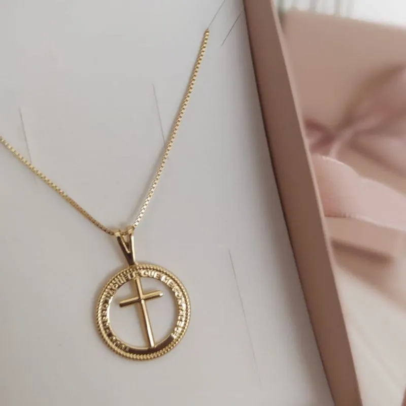 COLAR COM MEDALHA VAZADA CRUZ E FRASE TUDO POSSO...