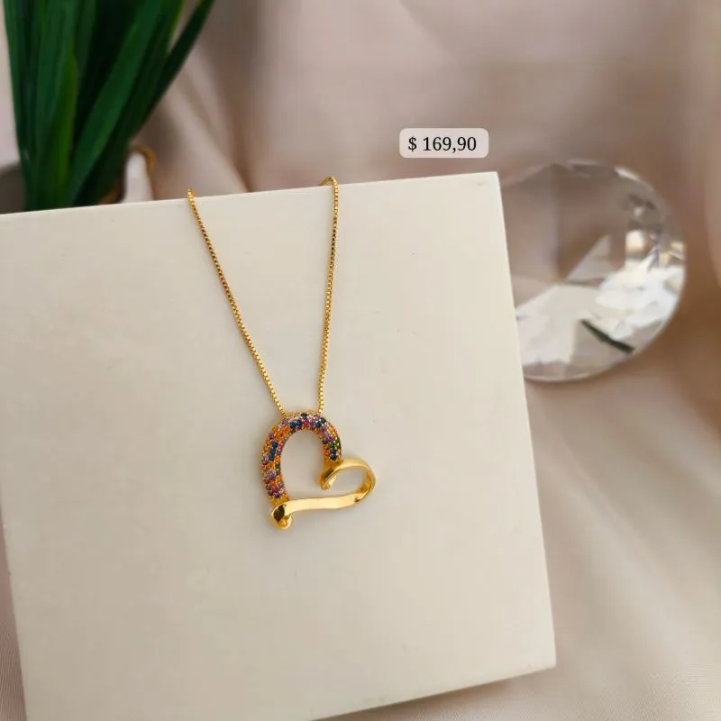 COLAR COM PINGENTE CORAÇÃO TORCIDO CRAVEJADO EM MICRO ZIRCONIA COLORIDA COLAR COM PINGENTE CORAÇÃO TORCIDO CRAVEJADO EM MICRO ZIRCONIA COLORIDA