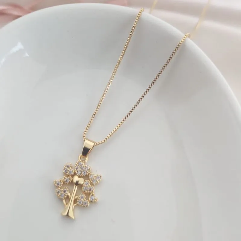 COLAR COM PINGENTE DE ARVORE E FOLHAS DE CORAÇÃO CRAVEJADO EM MICRO ZIRCONIA