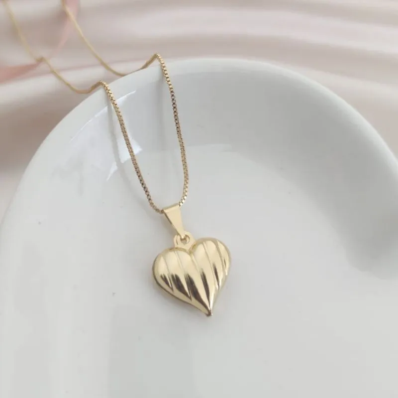 COLAR COM PINGENTE DE CORAÇÃO BOLEADO LISTRADO COLAR COM PINGENTE DE CORAÇÃO BOLEADO LISTRADO