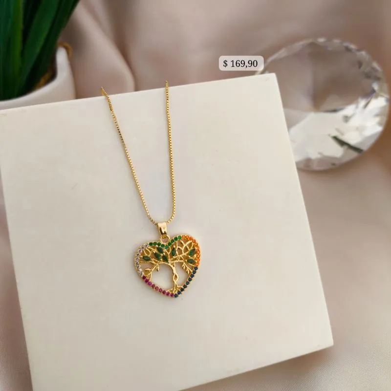 COLAR COM PINGENTE DE CORAÇÃO COM ARVORE DA VIDA E ZIRCONIAS VERDES E COLORIDAS